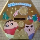 クレヨンしんちゃん チョコビ缶貯金箱 - 助け合い