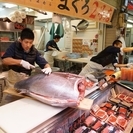 【築地】テレビでお馴染み名物社長とお仕事！「すしざんまい」運営の鮮魚店◆まぐろ解体ショーの運営と販売♪ あなたも元気な築地の一員に！時給1000円以上＋通勤代♪ 未経験者大歓迎🐡 年齢/性別不問！の画像