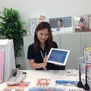 制服がオシャレなソフトバンクショップで仲間と楽しく仕事しようの画像