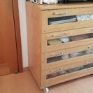 ナチュラルカントリー調キッチンキャビネットの画像