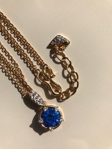 【新品未使用】スワロフスキー社SWAROVSKI サファイアカラーストーンゴールドダブルチェーンネックレス スワンモチーフ ブルービジュー