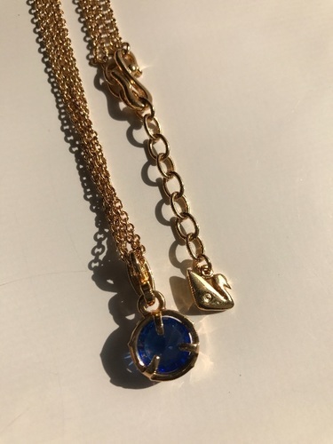 【新品未使用】スワロフスキー社SWAROVSKI サファイアカラーストーンゴールドダブルチェーンネックレス スワンモチーフ ブルービジュー