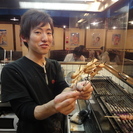 炭火焼き鳥吉鳥 仕込みスタッフ 座りながらの作業です。の画像