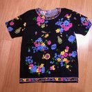 女性用半袖TシャツM～L黒地に鮮やかな花柄バスト79～94cm身...