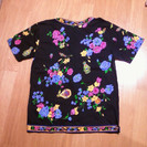 女性用半袖TシャツM～L黒地に鮮やかな花柄バスト79～94cm身長154～162の画像