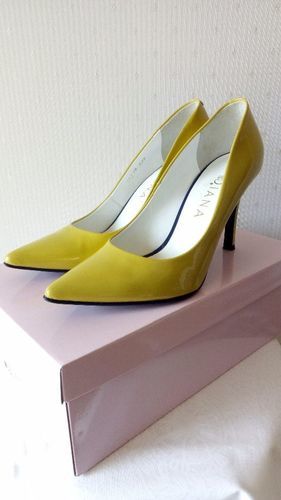 DIANA　黄色エナメルパンプス