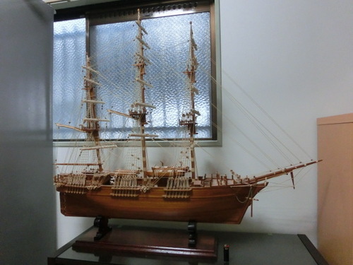 ★大きな帆船模型　木製　リアルで状態は良好です。　長さ約１３５０ｍｍ　部屋のディスプレーにどうぞ！！