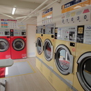 東八道路前原交差点傍の洗剤不要のコインランドリー、スニーカー専用洗濯機もあります。 - その他