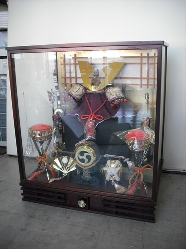 値下げ。未使用・家具卸廃業展示品　五月人形　五月人形飾り　ライト・オルゴール付　。ｗ５７ｄ４１ｈ６５ｃｍ、ガラスケース入り　家具廃業特価展示品１台限り。