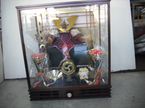 値下げ。未使用・家具卸廃業展示品　五月人形　五月人形飾り　ライト・オルゴール付　。ｗ５７ｄ４１ｈ６５ｃｍ、ガラスケース入り　家具廃業特価展示品１台限り。
