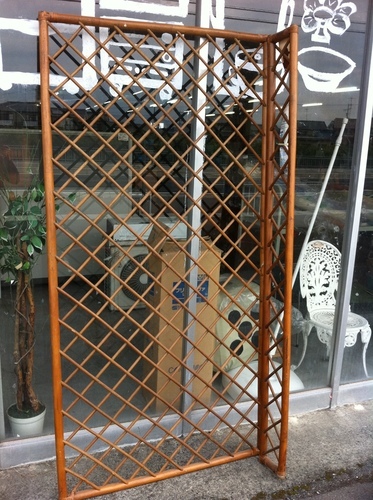 値下げ。廃業家具格安販売　ディスプレイ　ラタンハウス。ラタン材、完成ｗ２００ｄ２００ ｈ２００ｃｍ等。組立て自在式・全６枚　結束バンド１袋付き、展示限り。