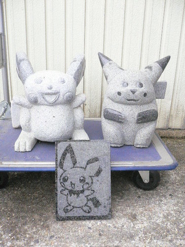 石　置物 2体＋おまけつき　キャラクター似　オブジェ　庭石