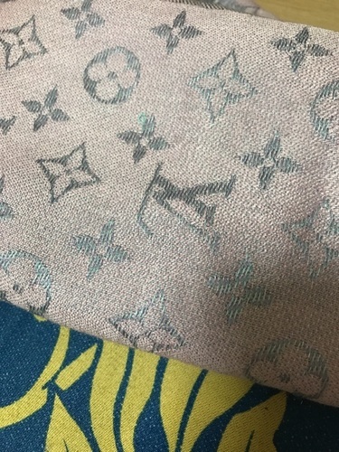 ヴィトン ピンクのストール 