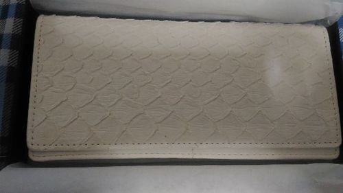 蛇革の白色長財布