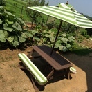 【中古】子供用屋外テーブルベンチ、日除け笠とクッション付きの画像