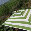 【中古】子供用屋外テーブルベンチ、日除け笠とクッション付きの画像