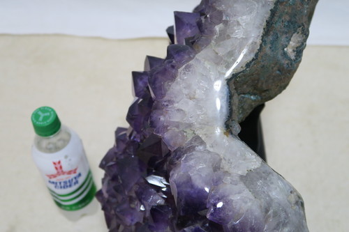 【大きい】アメジストクラスター　25.5ｋｇ　木製台付　飾り石　紫水晶