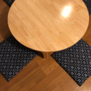 ちゃぶ台と座布団4枚の画像