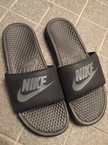 ナイキ べナッシ 中古
