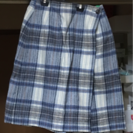 青チェックのスカート