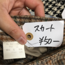茶色 チェックとキャメル色のスカートの画像