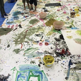 大きな紙に絵を描く！　　夏休みこどものワークショップ