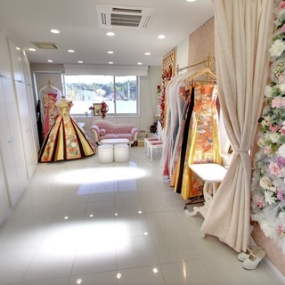 ドレスショップのお仕事。アプリで簡単ムービー制作、インスタ投稿などのお手伝い。お店の片付けや簡単な作業、空いた時間に。美しいドレスに囲まれてお仕事しませんか？の画像