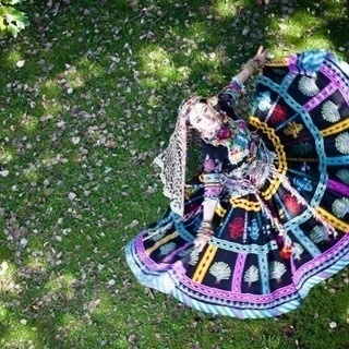 インド北西部ラージャスターン州の蛇遣い族カルベリヤダンスクラスの画像