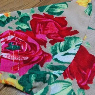 美品✨鮮やかな花柄　襟レース付きブラウス　Mの画像