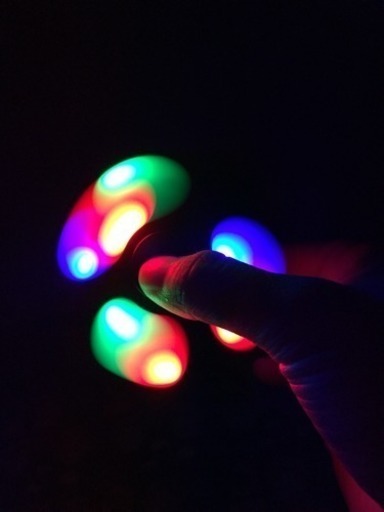 流行りのハンドスピナー 3段階変調 LEDライト 正規品