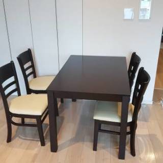 ダイニングテーブル＆皮張り椅子４脚の画像