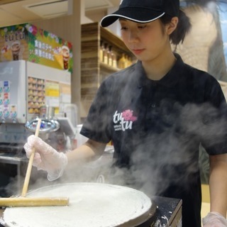 南国風のおしゃれなお店で、タピオカドリンクと焼き立てのクレープを作るお仕事です (*^^*)の画像