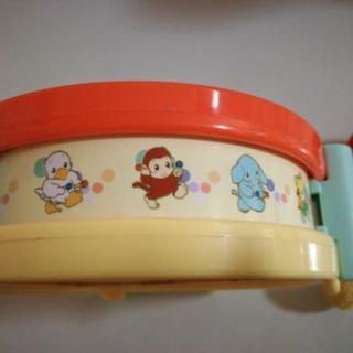 しまじろう ガラガラのバチ付き太鼓の画像