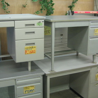 事務机を格安で販売中！￥5.000からあります