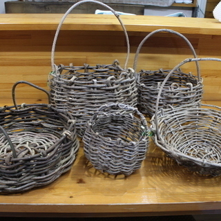 植物の蔓で編む籠作りの画像