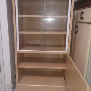 小さな食器棚の画像