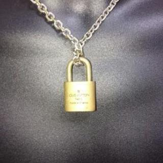 Louis Vuitton ﾊﾟﾄﾞﾛｯｸ ｼﾄﾞ風ﾈｯｸﾚｽ南京錠の画像