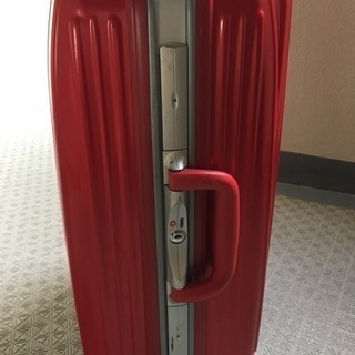 赤スーツケースの画像