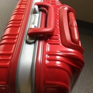赤スーツケースの画像