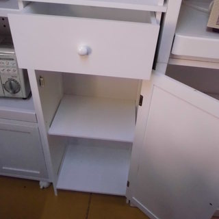新品　細長ーい白のキャビネットの画像
