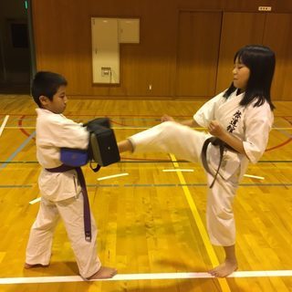 空手教室指導員初心者歓迎　子ども好きで優しい方 丁寧に指導いたします。勤務時間　平日15:45から21:00の5時間15分週１から週５の間で相談に応じます。堺市南区の地域会館や集会所をお借りして一日3ヶ所ほど空手教室をマニュアル通りに指導してまわるお仕事です。の画像