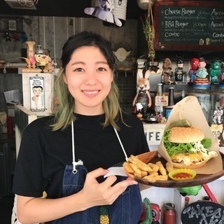 時給900円！人気ハンバーガーSHOP店員さん募集中♪の画像