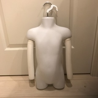 子供  腕付きハーフトルソー  白
