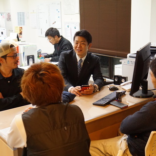 【日給1万3000円～2万円】[1]塗装職人 [2]事務/広報　◆明るい会社です♪ 入社後のサポートも万全！の画像