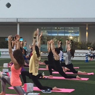 外で気持ちよくYOGAやりませんか☆