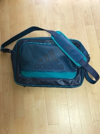 adidas エナメルバック