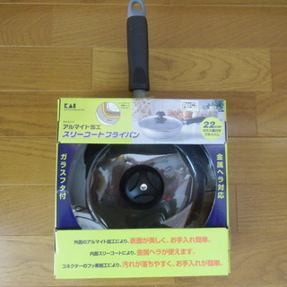 ❷貝印 ３層コートフライパン22㎝ (ガラス蓋付き) ＊ 新品・箱入