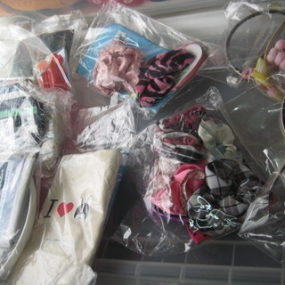 文具、ぬいぐるみ、本、ハンカチ、カチューシャ、髪飾り、ネックレス、キッチン用品　色々詰め合わせ　フリマにの画像