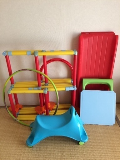 室内すべり台、フラフープ、くるま