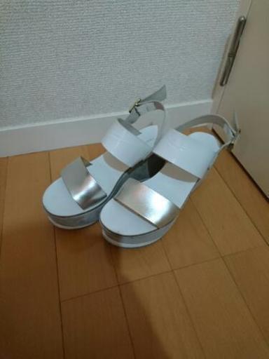 ファビオロスコーニ ホワイトサンダル